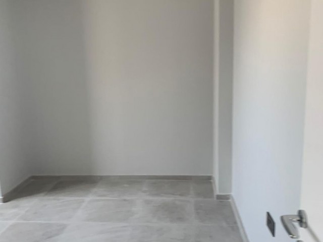 Neue, geräumige 2 + 1 Wohnung zum Verkauf im Zentrum von Kyrenia, in der Region Kashgar ** 