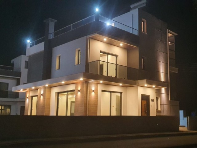 Çatalköy'de satılık  lüks 4+1 villa, Dağ ve Deniz manzaralı 