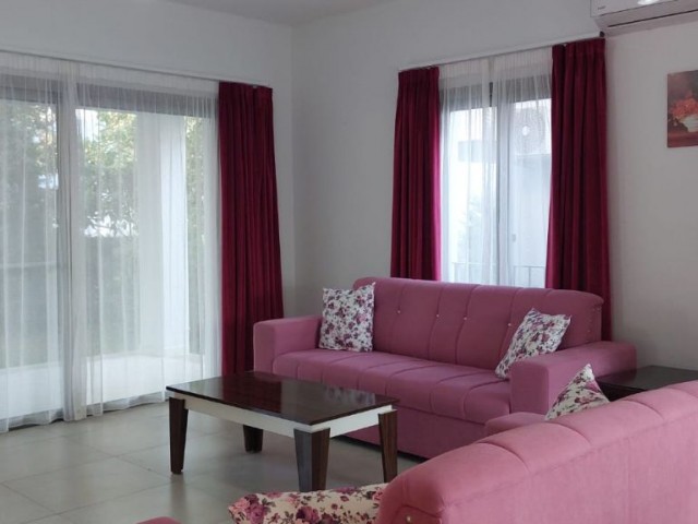 Zu verkaufen 2+1 bungalow in Alsancak, mit großem Garten ** 