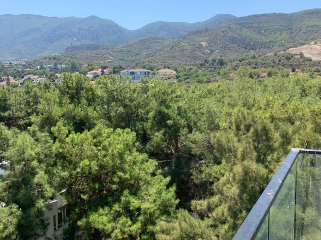 2 + 1 penthouse zum Verkauf im Zentrum von Kyrenia, mit Blick auf die Berge und das Meer, zu einem sehr erschwinglichen Preis!!!!! ** 