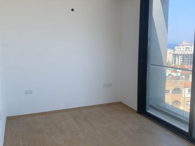 2 + 1 penthouse zum Verkauf im Zentrum von Kyrenia, mit Blick auf die Berge und das Meer, zu einem sehr erschwinglichen Preis!!!!! ** 