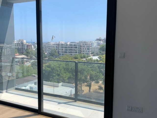 2 + 1 penthouse zum Verkauf im Zentrum von Kyrenia, mit Blick auf die Berge und das Meer, zu einem sehr erschwinglichen Preis!!!!! ** 