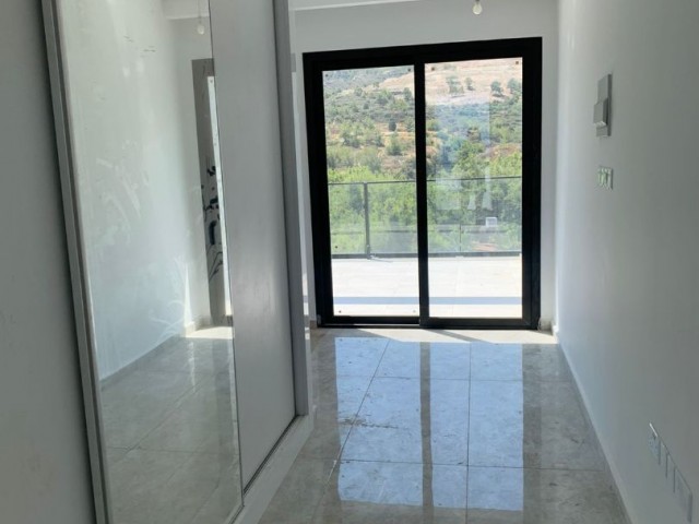 2 + 1 penthouse zum Verkauf im Zentrum von Kyrenia, mit Blick auf die Berge und das Meer, zu einem sehr erschwinglichen Preis!!!!! ** 