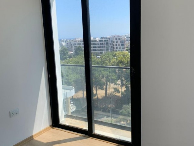 2 + 1 penthouse zum Verkauf im Zentrum von Kyrenia, mit Blick auf die Berge und das Meer, zu einem sehr erschwinglichen Preis!!!!! ** 