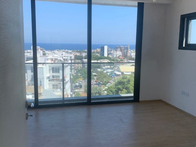 2 + 1 penthouse zum Verkauf im Zentrum von Kyrenia, mit Blick auf die Berge und das Meer, zu einem sehr erschwinglichen Preis!!!!! ** 