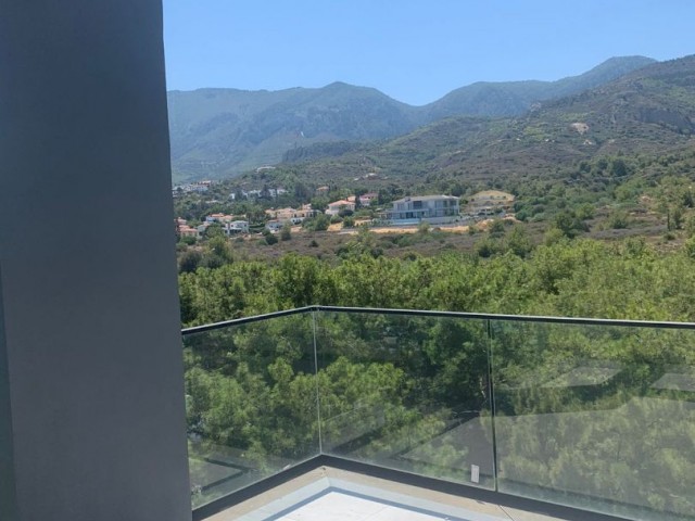 2 + 1 penthouse zum Verkauf im Zentrum von Kyrenia, mit Blick auf die Berge und das Meer, zu einem sehr erschwinglichen Preis!!!!! ** 