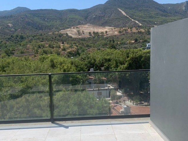 2 + 1 penthouse zum Verkauf im Zentrum von Kyrenia, mit Blick auf die Berge und das Meer, zu einem sehr erschwinglichen Preis!!!!! ** 