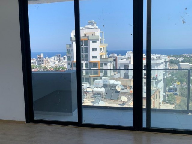 2 + 1 penthouse zum Verkauf im Zentrum von Kyrenia, mit Blick auf die Berge und das Meer, zu einem sehr erschwinglichen Preis!!!!! ** 