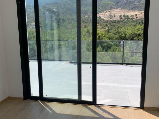 2 + 1 penthouse zum Verkauf im Zentrum von Kyrenia, mit Blick auf die Berge und das Meer, zu einem sehr erschwinglichen Preis!!!!! ** 