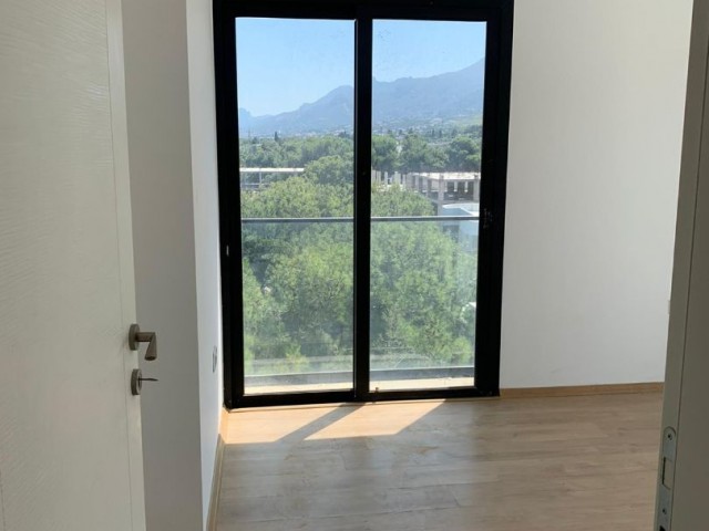 2 + 1 penthouse zum Verkauf im Zentrum von Kyrenia, mit Blick auf die Berge und das Meer, zu einem sehr erschwinglichen Preis!!!!! ** 