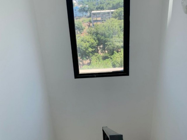 2 + 1 penthouse zum Verkauf im Zentrum von Kyrenia, mit Blick auf die Berge und das Meer, zu einem sehr erschwinglichen Preis!!!!! ** 