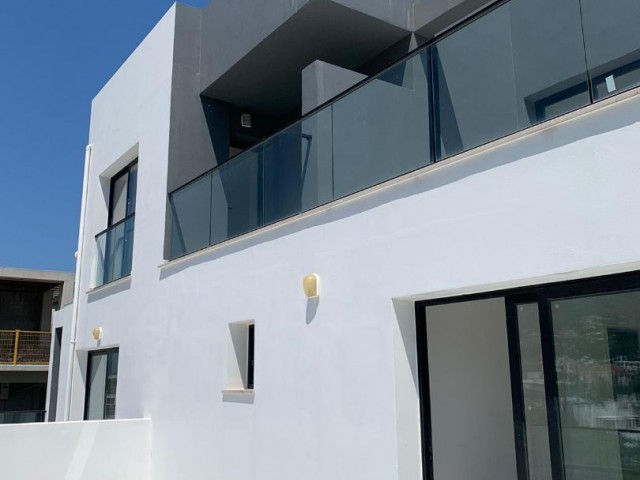 2 + 1 penthouse zum Verkauf im Zentrum von Kyrenia, mit Blick auf die Berge und das Meer, zu einem sehr erschwinglichen Preis!!!!! ** 