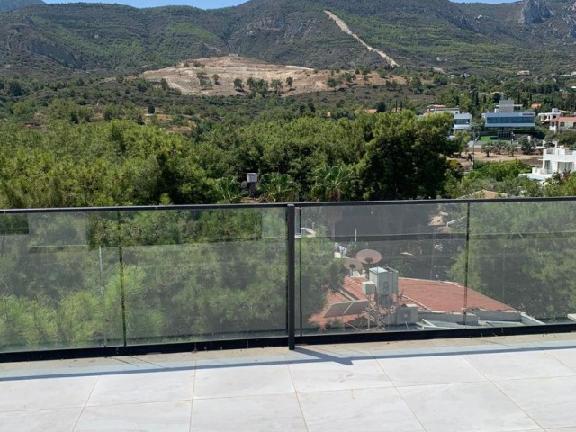 2 + 1 penthouse zum Verkauf im Zentrum von Kyrenia, mit Blick auf die Berge und das Meer, zu einem sehr erschwinglichen Preis!!!!! ** 