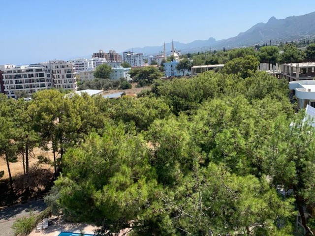 2 + 1 penthouse zum Verkauf im Zentrum von Kyrenia, mit Blick auf die Berge und das Meer, zu einem sehr erschwinglichen Preis!!!!! ** 