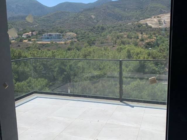 2 + 1 penthouse zum Verkauf im Zentrum von Kyrenia, mit Blick auf die Berge und das Meer, zu einem sehr erschwinglichen Preis!!!!! ** 