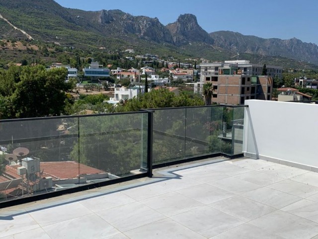 2 + 1 penthouse zum Verkauf im Zentrum von Kyrenia, mit Blick auf die Berge und das Meer, zu einem sehr erschwinglichen Preis!!!!! ** 