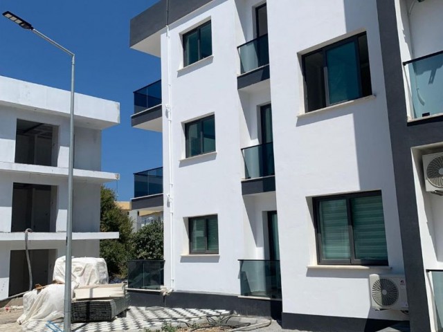 Neu 2+1 Wohnung mit Pool in Alsancak zu verkaufen ** 