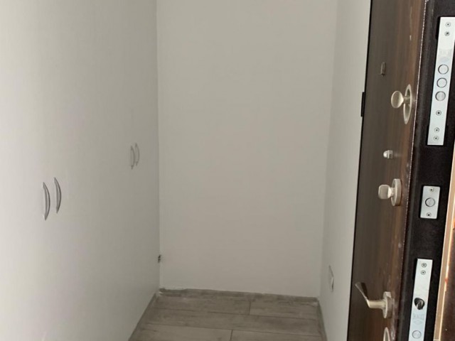 3+1 sehr geräumige, unbewohnte Wohnung zur Miete im Zentrum von Kyrenia ** 