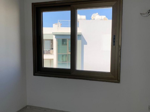 3+1 sehr geräumige, unbewohnte Wohnung zur Miete im Zentrum von Kyrenia ** 