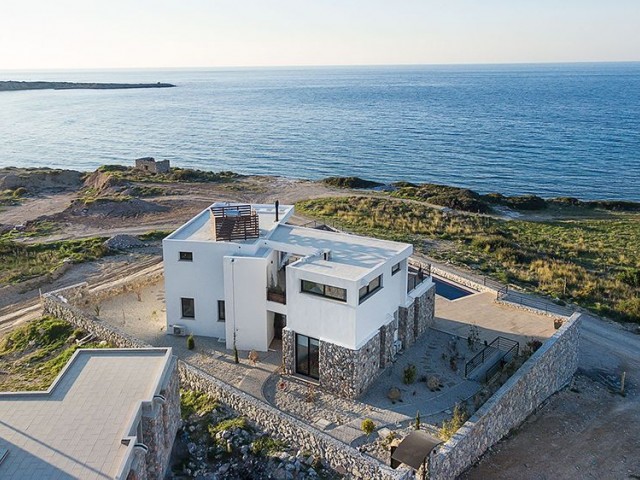 3+1 villas for sale by the sea in Esentepe