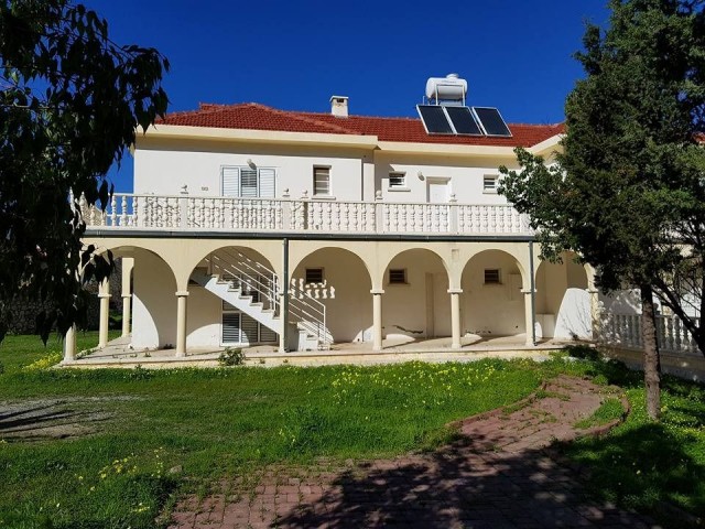 Bellapais’te Önü Kapanmaz Muhteşem Manzaralı satılık 2 800 m2 arsa + 450 m2 villa
