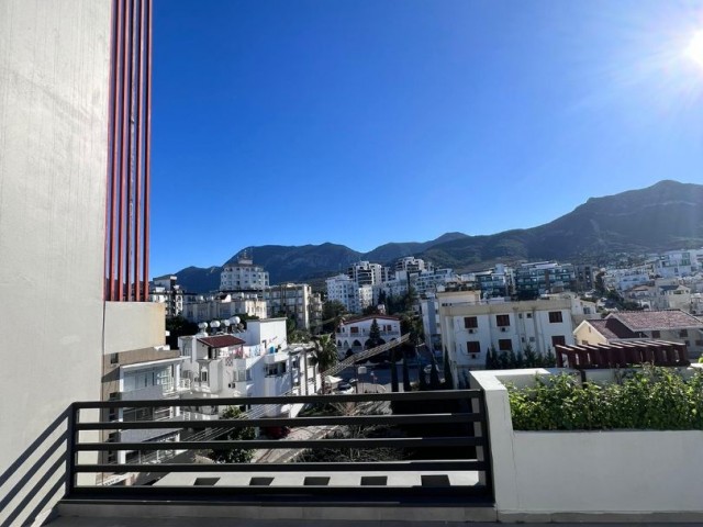 2+1 Penthouse zum Verkauf im Zentrum von Kyrenia, Bergblick