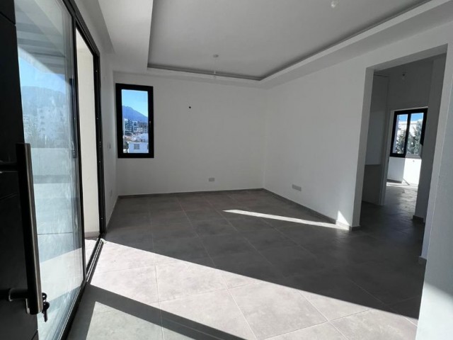 2+1 Penthouse zum Verkauf im Zentrum von Kyrenia, Bergblick