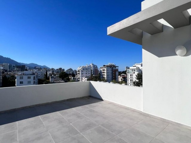 2+1 Penthouse zum Verkauf im Zentrum von Kyrenia, Bergblick