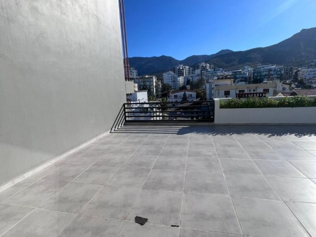 Girne merkezde satılık 2+1 penthouse, Dağ manzaralı