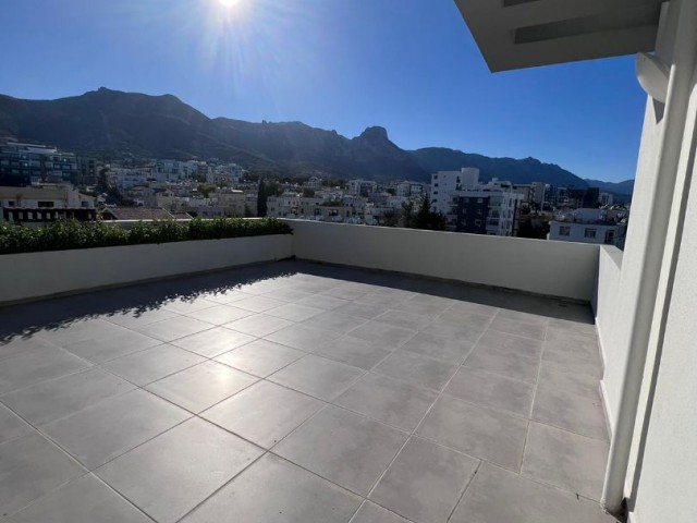 2+1 Penthouse zum Verkauf im Zentrum von Kyrenia, Bergblick