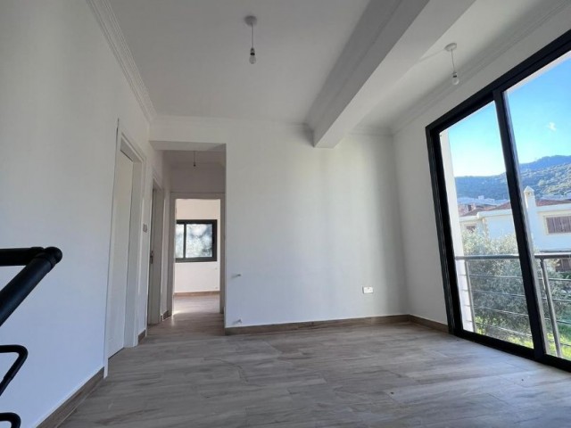  Alsancak'ta satılık geniş 4+1 villa