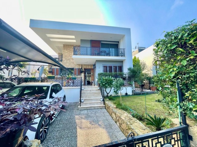 Alsancak'ta satılık özel havuzlu lüks 4+1 villa