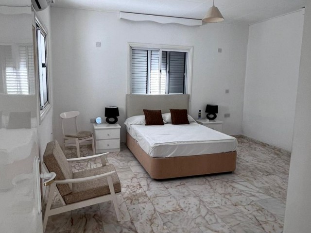 Girne Merkez'de Satılık havuzlu 6+2 villa