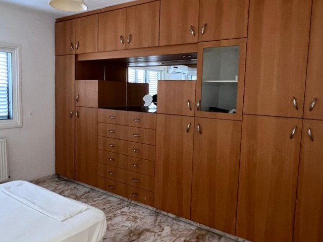 Girne Merkez'de Satılık havuzlu 6+2 villa