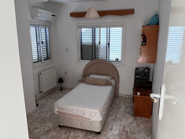 Girne Merkez'de Satılık havuzlu 6+2 villa