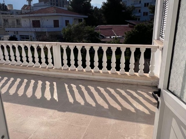 Girne Merkez'de Satılık havuzlu 6+2 villa