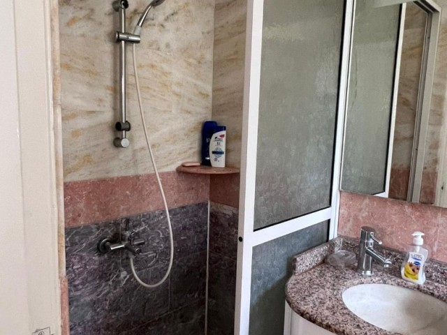 Girne Merkez'de Satılık havuzlu 6+2 villa