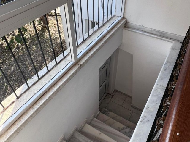 Girne Merkez'de Satılık havuzlu 6+2 villa