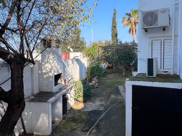 Girne Merkez'de Satılık havuzlu 6+2 villa