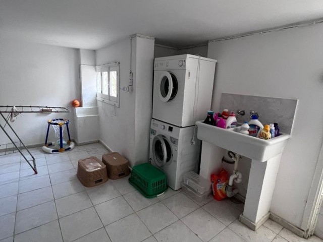 Girne Merkez'de Satılık havuzlu 6+2 villa