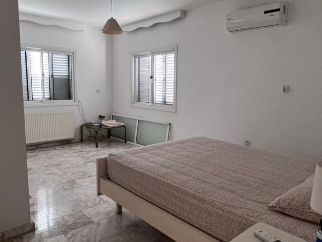 Girne Merkez'de Satılık havuzlu 6+2 villa