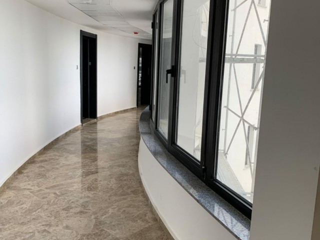 Girne Merkez’de satılık lüks 2+1 Residence daire ,Kapanmaz Deniz ve Dağ manzaralı