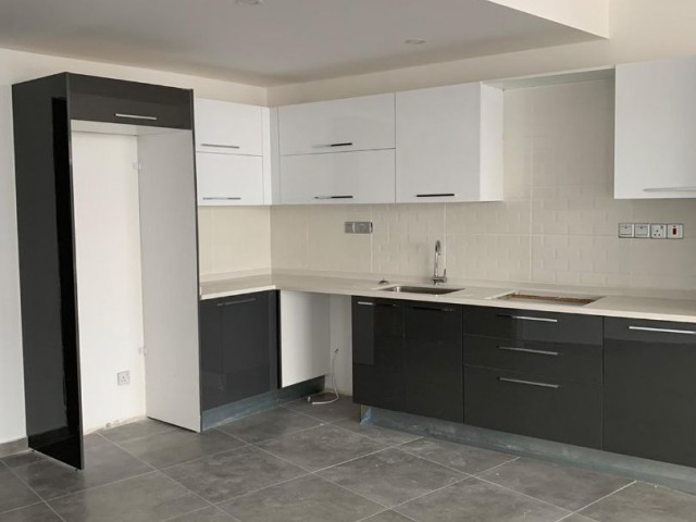 Girne Merkez’de satılık lüks 2+1 Residence daire ,Kapanmaz Deniz ve Dağ manzaralı