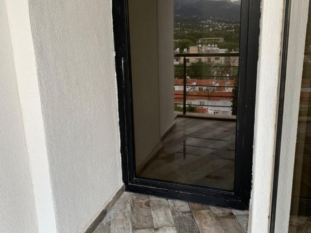 Girne Merkez’de satılık lüks 2+1 Residence daire ,Kapanmaz Deniz ve Dağ manzaralı