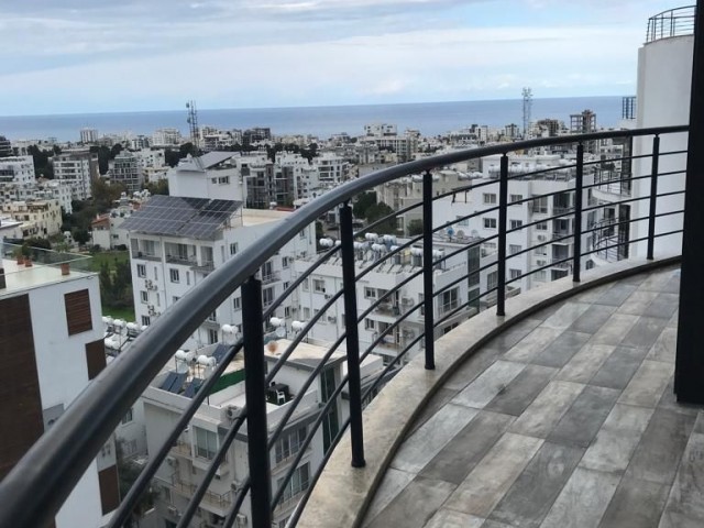 Girne merkezde deniz ve dağ manzaralı satılık 1+1 daire