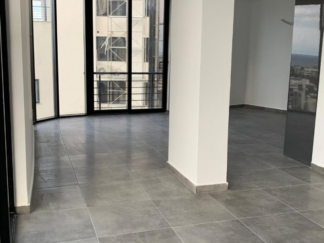 Girne Merkez’de satılık lüks 1+1 Residence daire ,Kapanmaz Deniz ve Dağ manzaralı