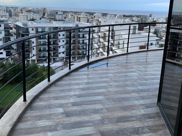 Girne Merkez’de satılık lüks 1+1 Residence daire ,Kapanmaz Deniz ve Dağ manzaralı