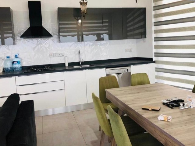 Girne Merkez’de satılık 3+1 lüks ,full eşyalı daire ,Deniz ve Dağ Manzaralı