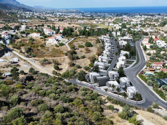 3+1 Villa zum Verkauf in Yeşiltepe/Alsancak mit Meer- und Bergblick