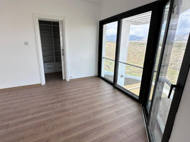 Boğazda satılık lüks,modern 3+1 villa,Çok Uygun Fiyat ,Türk koçan